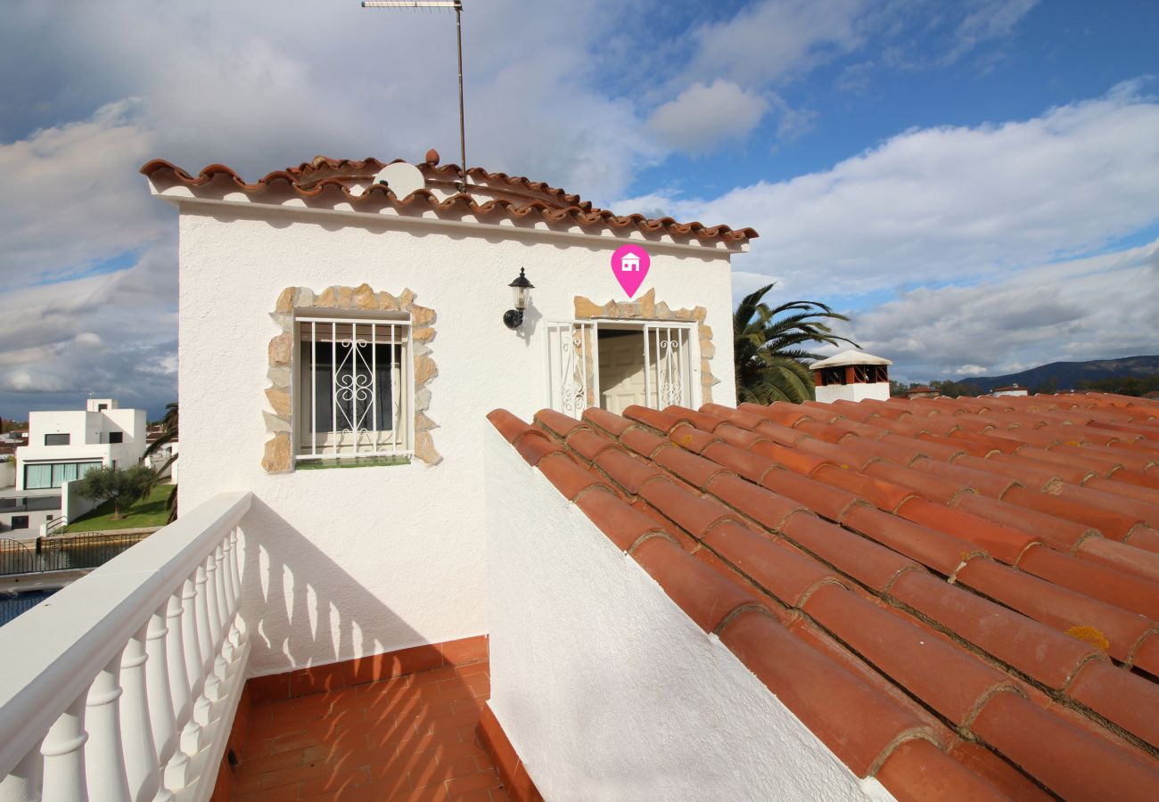 Villa en Empuriabrava - 0108-LLOBREGAT Casa al canal con piscina y amarre