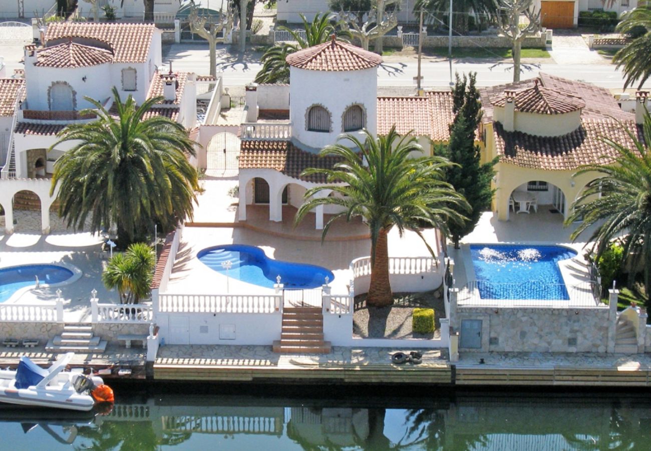 Villa en Empuriabrava - 0108-LLOBREGAT Casa al canal con piscina y amarre