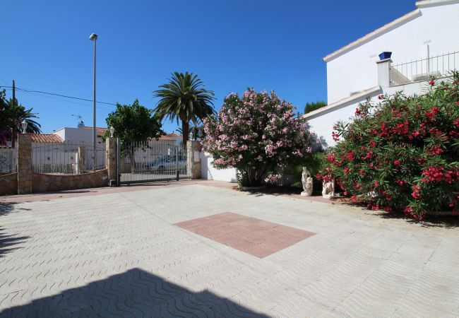 Villa en Empuriabrava - 0037-CAP RAS Casa al canal con piscina y amarre Villa en Empuriabrava - 0037-CAP RAS Casa al canal con piscina y amarre