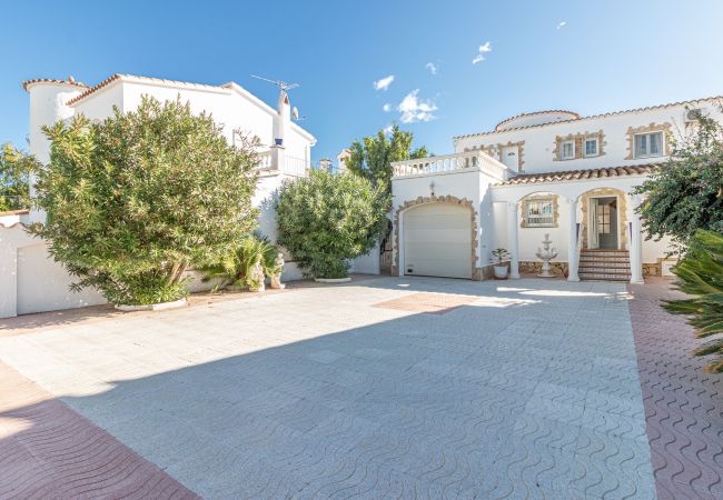 Villa en Empuriabrava - 0037-CAP RAS Casa al canal con piscina y amarre Villa en Empuriabrava - 0037-CAP RAS Casa al canal con piscina y amarre