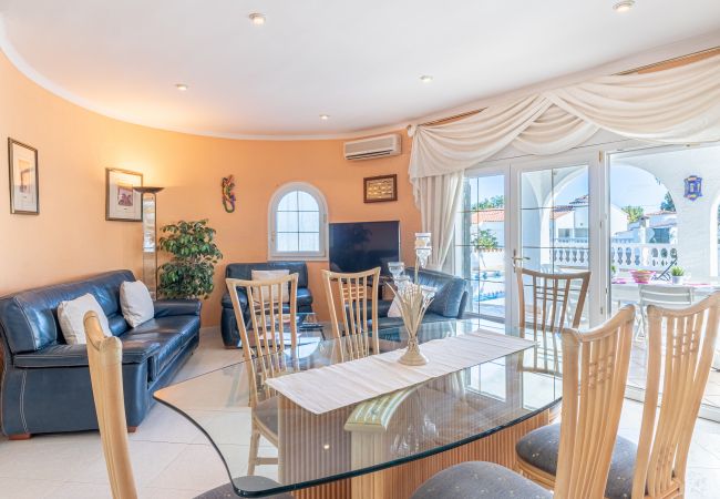 Villa en Empuriabrava - 0037-CAP RAS Casa al canal con piscina y amarre Villa en Empuriabrava - 0037-CAP RAS Casa al canal con piscina y amarre