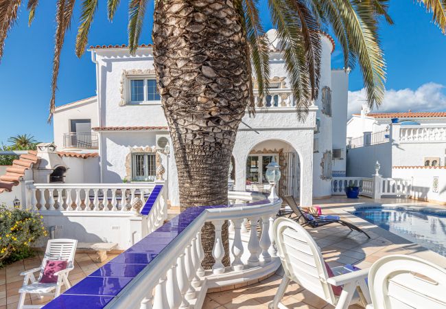 Villa en Empuriabrava - 0037-CAP RAS Casa al canal con piscina y amarre Villa en Empuriabrava - 0037-CAP RAS Casa al canal con piscina y amarre