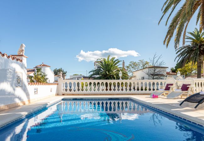 Villa en Empuriabrava - 0037-CAP RAS Casa al canal con piscina y amarre Villa en Empuriabrava - 0037-CAP RAS Casa al canal con piscina y amarre