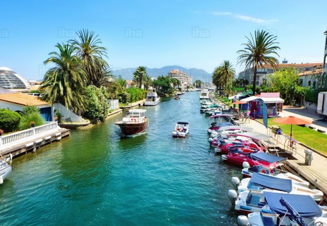 Villa en Empuriabrava - 0031-TER Casa al canal con piscina, amarre y estudio Villa en Empuriabrava - 0031-TER Casa al canal con piscina, amarre y estudio