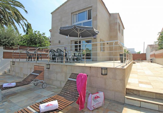 Villa en Empuriabrava - 0031-TER Casa al canal con piscina, amarre y estudio Villa en Empuriabrava - 0031-TER Casa al canal con piscina, amarre y estudio
