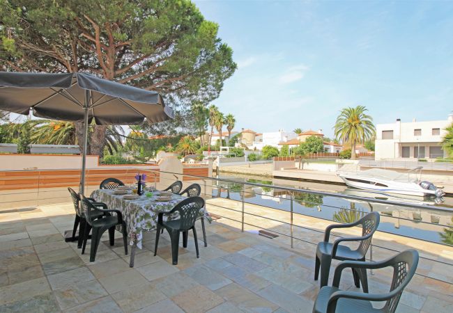 Villa en Empuriabrava - 0031-TER Casa al canal con piscina, amarre y estudio Villa en Empuriabrava - 0031-TER Casa al canal con piscina, amarre y estudio
