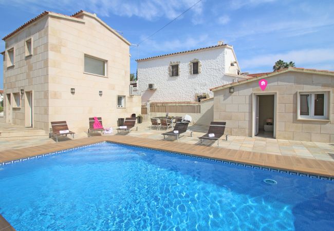 Villa en Empuriabrava - 0031-TER Casa al canal con piscina, amarre y estudio Villa en Empuriabrava - 0031-TER Casa al canal con piscina, amarre y estudio