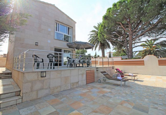 Villa en Empuriabrava - 0031-TER Casa al canal con piscina, amarre y estudio Villa en Empuriabrava - 0031-TER Casa al canal con piscina, amarre y estudio