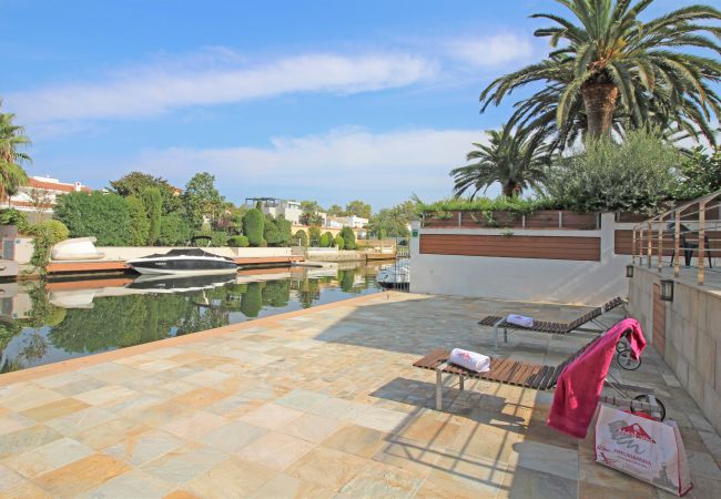 Villa en Empuriabrava - 0031-TER Casa al canal con piscina, amarre y estudio Villa en Empuriabrava - 0031-TER Casa al canal con piscina, amarre y estudio