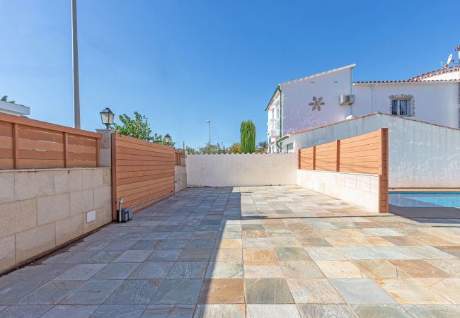 Villa en Empuriabrava - 0031-TER Casa al canal con piscina, amarre y estudio Villa en Empuriabrava - 0031-TER Casa al canal con piscina, amarre y estudio