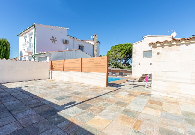 Villa en Empuriabrava - 0031-TER Casa al canal con piscina, amarre y estudio Villa en Empuriabrava - 0031-TER Casa al canal con piscina, amarre y estudio