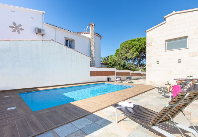 Villa en Empuriabrava - 0031-TER Casa al canal con piscina, amarre y estudio Villa en Empuriabrava - 0031-TER Casa al canal con piscina, amarre y estudio