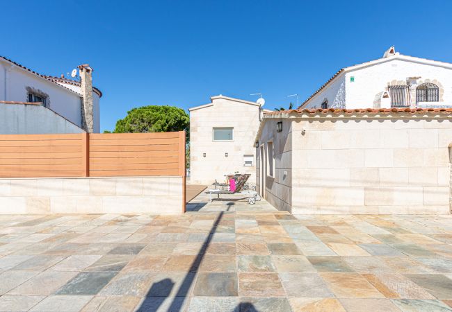 Villa en Empuriabrava - 0031-TER Casa al canal con piscina, amarre y estudio Villa en Empuriabrava - 0031-TER Casa al canal con piscina, amarre y estudio