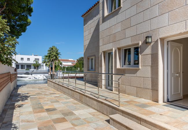 Villa en Empuriabrava - 0031-TER Casa al canal con piscina, amarre y estudio Villa en Empuriabrava - 0031-TER Casa al canal con piscina, amarre y estudio
