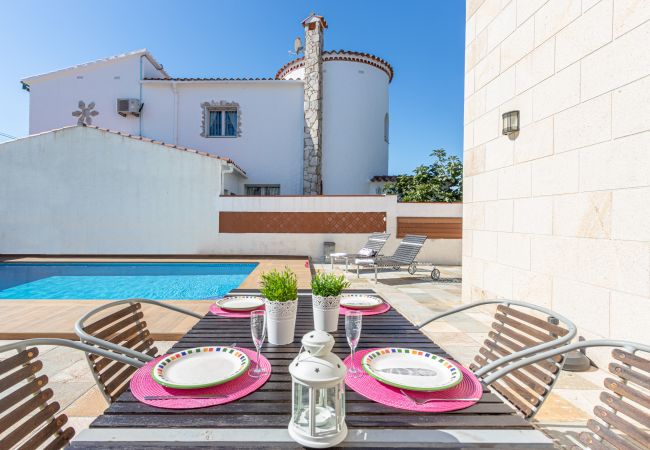 Villa en Empuriabrava - 0031-TER Casa al canal con piscina, amarre y estudio Villa en Empuriabrava - 0031-TER Casa al canal con piscina, amarre y estudio