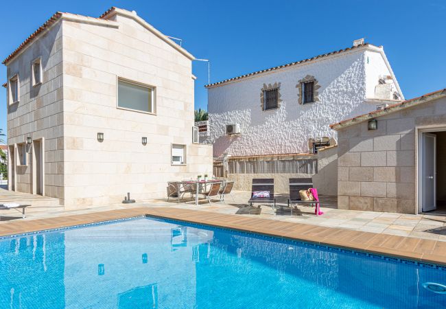 Villa en Empuriabrava - 0031-TER Casa al canal con piscina, amarre y estudio Villa en Empuriabrava - 0031-TER Casa al canal con piscina, amarre y estudio