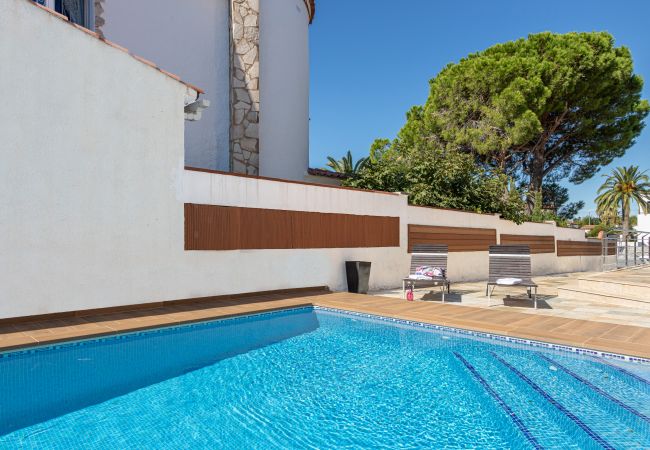 Villa en Empuriabrava - 0031-TER Casa al canal con piscina, amarre y estudio Villa en Empuriabrava - 0031-TER Casa al canal con piscina, amarre y estudio