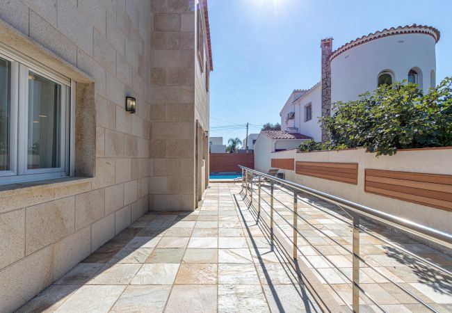 Villa en Empuriabrava - 0031-TER Casa al canal con piscina, amarre y estudio Villa en Empuriabrava - 0031-TER Casa al canal con piscina, amarre y estudio