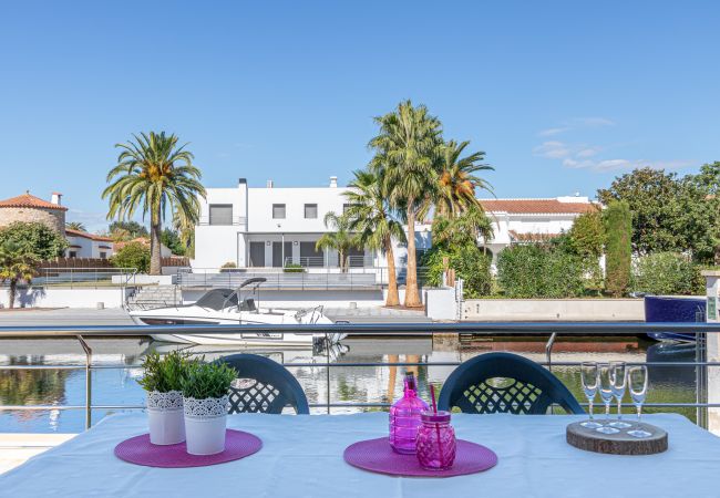 Villa en Empuriabrava - 0031-TER Casa al canal con piscina, amarre y estudio Villa en Empuriabrava - 0031-TER Casa al canal con piscina, amarre y estudio