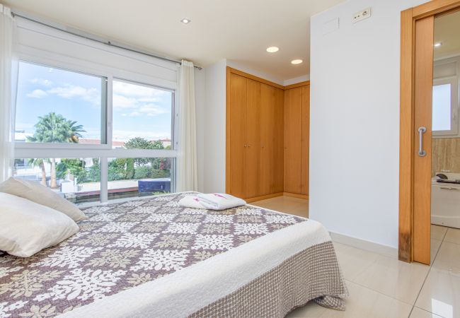 Villa en Empuriabrava - 0031-TER Casa al canal con piscina, amarre y estudio Villa en Empuriabrava - 0031-TER Casa al canal con piscina, amarre y estudio