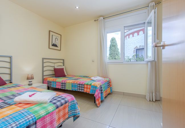 Villa en Empuriabrava - 0031-TER Casa al canal con piscina, amarre y estudio Villa en Empuriabrava - 0031-TER Casa al canal con piscina, amarre y estudio