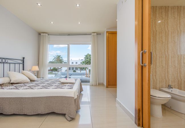 Villa en Empuriabrava - 0031-TER Casa al canal con piscina, amarre y estudio Villa en Empuriabrava - 0031-TER Casa al canal con piscina, amarre y estudio