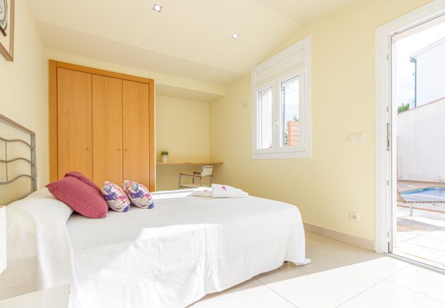 Villa en Empuriabrava - 0031-TER Casa al canal con piscina, amarre y estudio Villa en Empuriabrava - 0031-TER Casa al canal con piscina, amarre y estudio