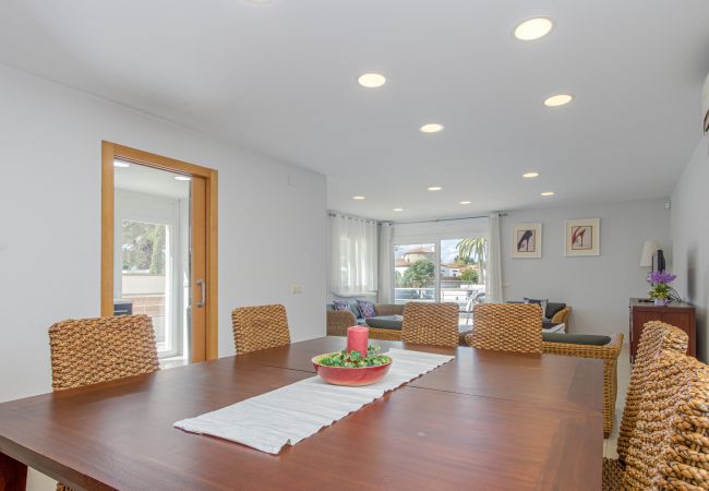 Villa en Empuriabrava - 0031-TER Casa al canal con piscina, amarre y estudio Villa en Empuriabrava - 0031-TER Casa al canal con piscina, amarre y estudio