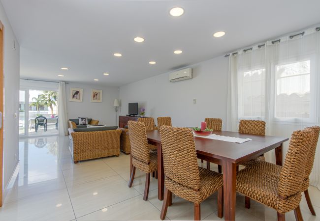 Villa en Empuriabrava - 0031-TER Casa al canal con piscina, amarre y estudio Villa en Empuriabrava - 0031-TER Casa al canal con piscina, amarre y estudio