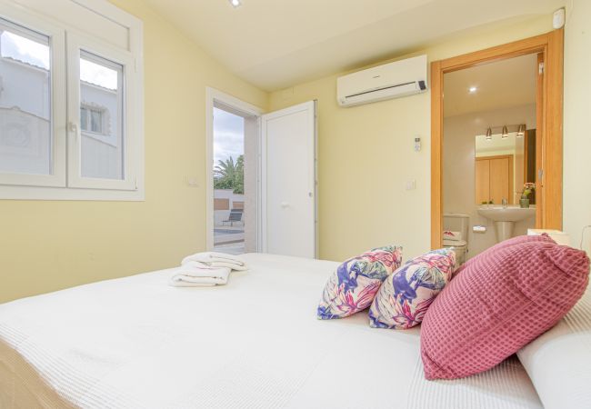 Villa en Empuriabrava - 0031-TER Casa al canal con piscina, amarre y estudio Villa en Empuriabrava - 0031-TER Casa al canal con piscina, amarre y estudio