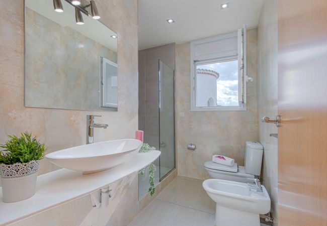 Villa en Empuriabrava - 0031-TER Casa al canal con piscina, amarre y estudio Villa en Empuriabrava - 0031-TER Casa al canal con piscina, amarre y estudio