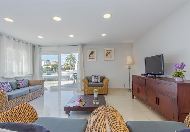 Villa en Empuriabrava - 0031-TER Casa al canal con piscina, amarre y estudio Villa en Empuriabrava - 0031-TER Casa al canal con piscina, amarre y estudio