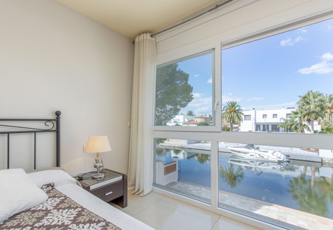 Villa en Empuriabrava - 0031-TER Casa al canal con piscina, amarre y estudio Villa en Empuriabrava - 0031-TER Casa al canal con piscina, amarre y estudio