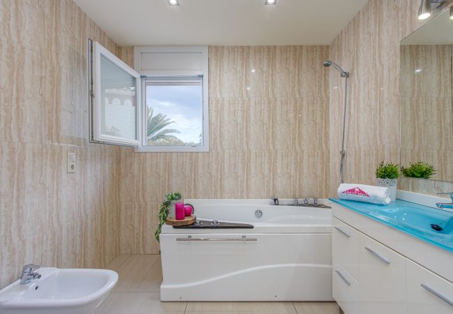 Villa en Empuriabrava - 0031-TER Casa al canal con piscina, amarre y estudio Villa en Empuriabrava - 0031-TER Casa al canal con piscina, amarre y estudio