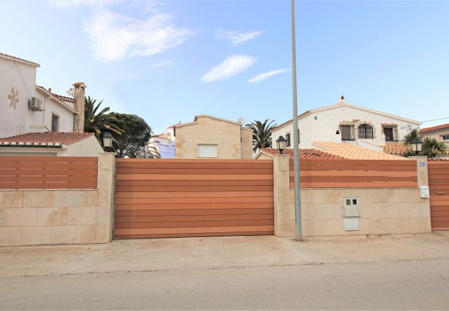 Villa en Empuriabrava - 0031-TER Casa al canal con piscina, amarre y estudio Villa en Empuriabrava - 0031-TER Casa al canal con piscina, amarre y estudio