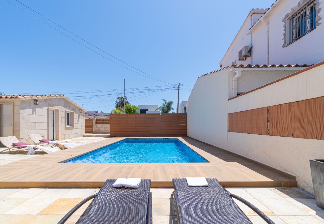 Villa en Empuriabrava - 0031-TER Casa al canal con piscina, amarre y estudio