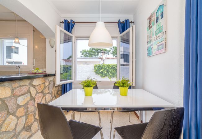 Villa en Empuriabrava - 0119-MONTSENY Casa con estudio Villa en Empuriabrava - 0119-MONTSENY Casa con estudio