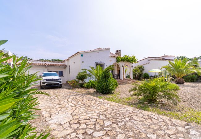 Villa en Empuriabrava - 0119-MONTSENY Casa con estudio Villa en Empuriabrava - 0119-MONTSENY Casa con estudio