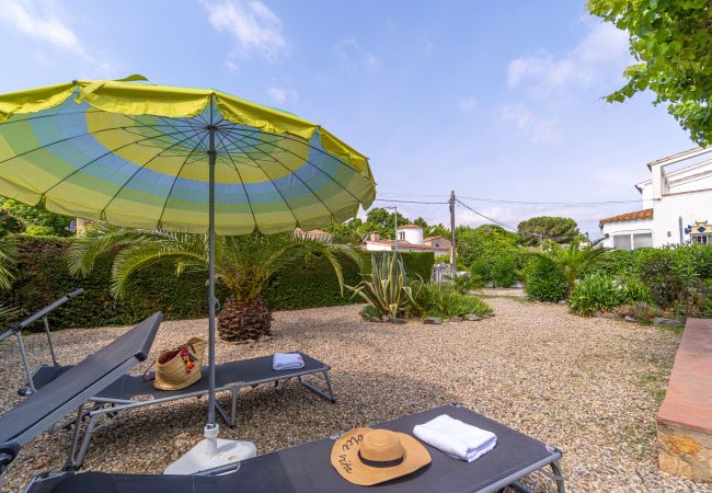 Villa en Empuriabrava - 0119-MONTSENY Casa con estudio Villa en Empuriabrava - 0119-MONTSENY Casa con estudio