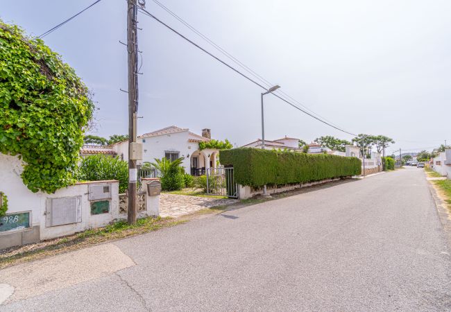 Villa en Empuriabrava - 0119-MONTSENY Casa con estudio Villa en Empuriabrava - 0119-MONTSENY Casa con estudio