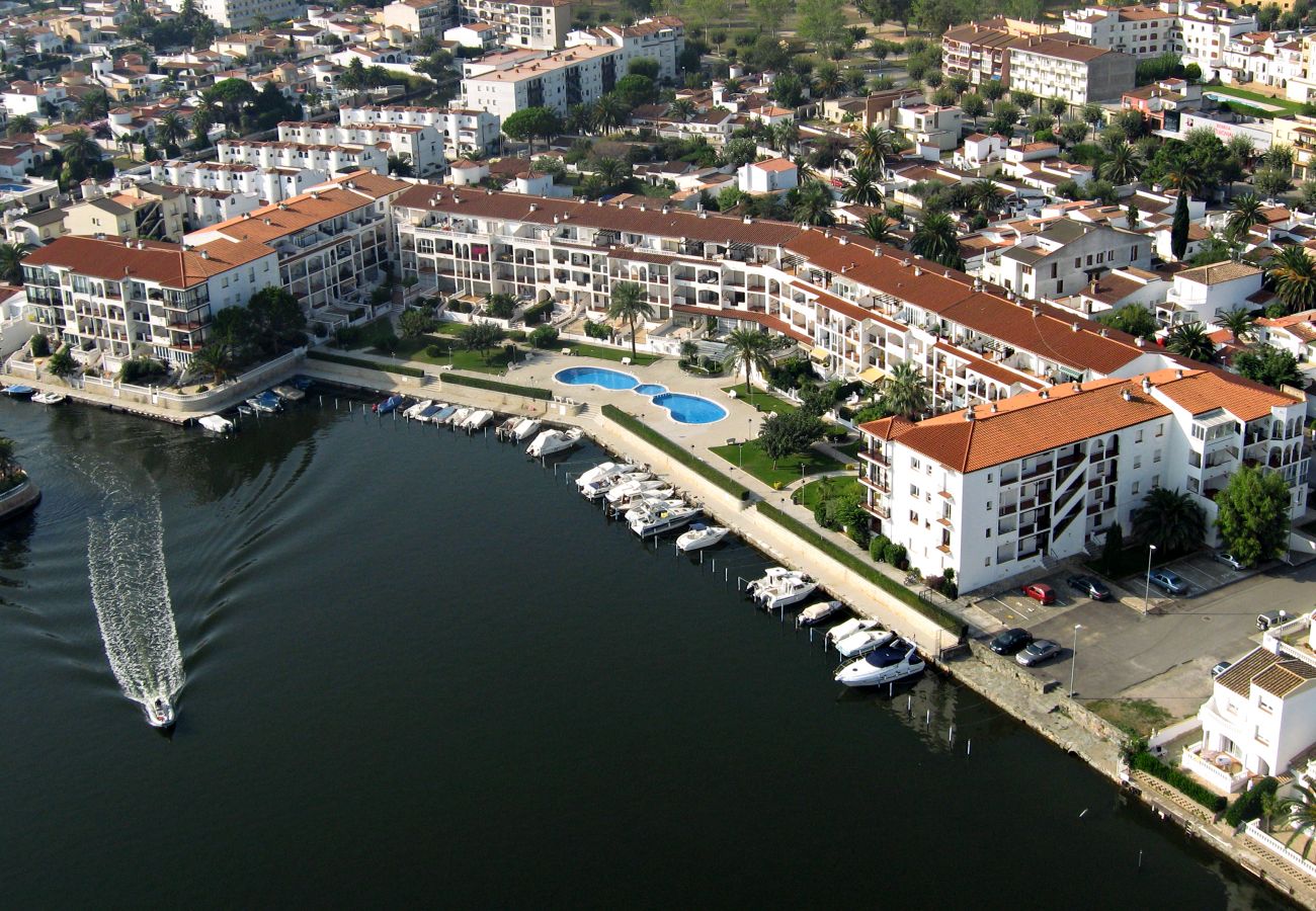 Apartamento en Empuriabrava - 0137-SANT MAURICI Apartamento con vista al canal y piscina