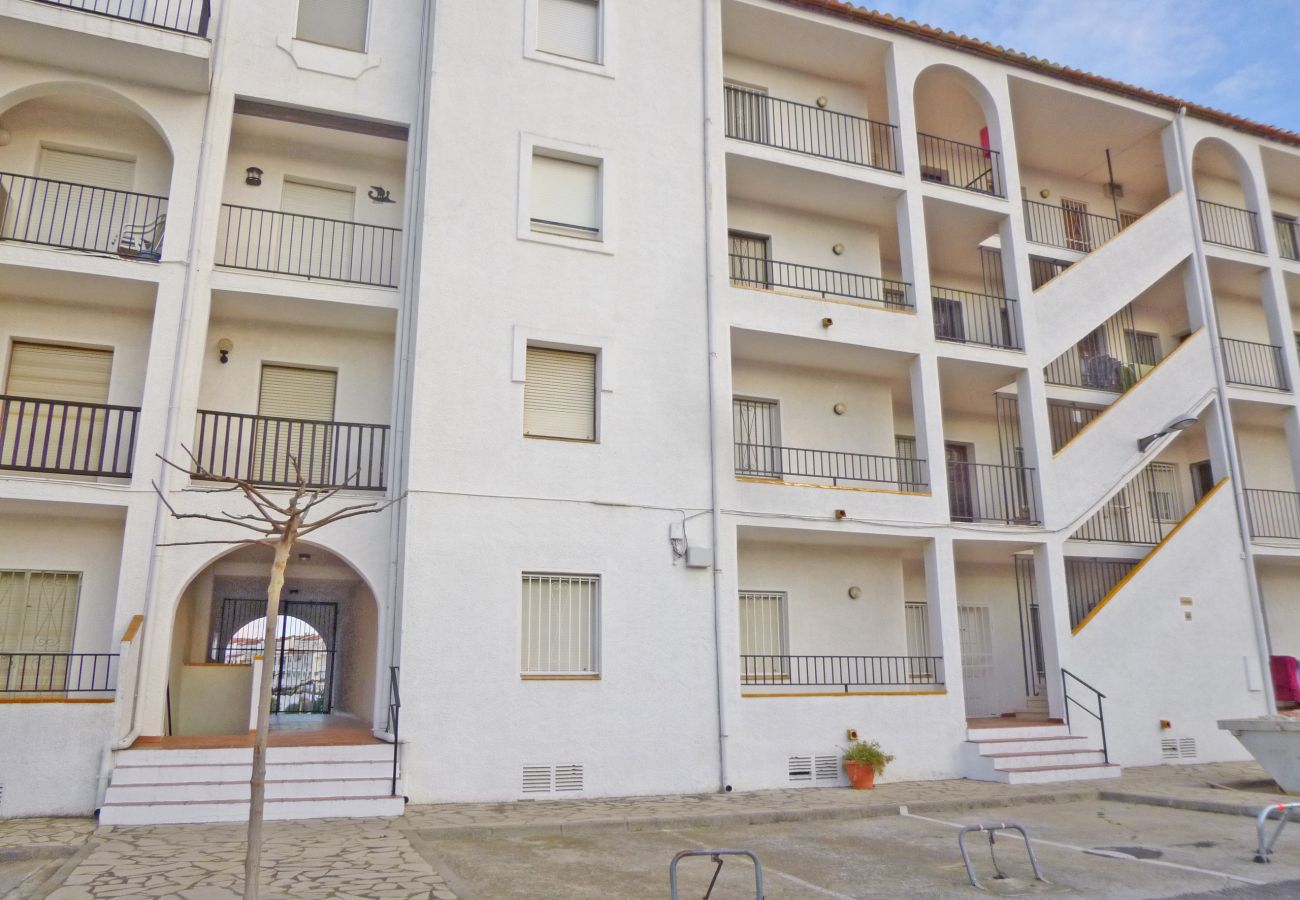Apartamento en Empuriabrava - 0137-SANT MAURICI Apartamento con vista al canal y piscina