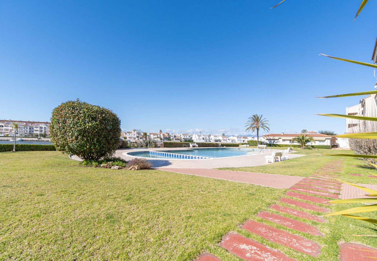 Apartamento en Empuriabrava - 0137-SANT MAURICI Apartamento con vista al canal y piscina