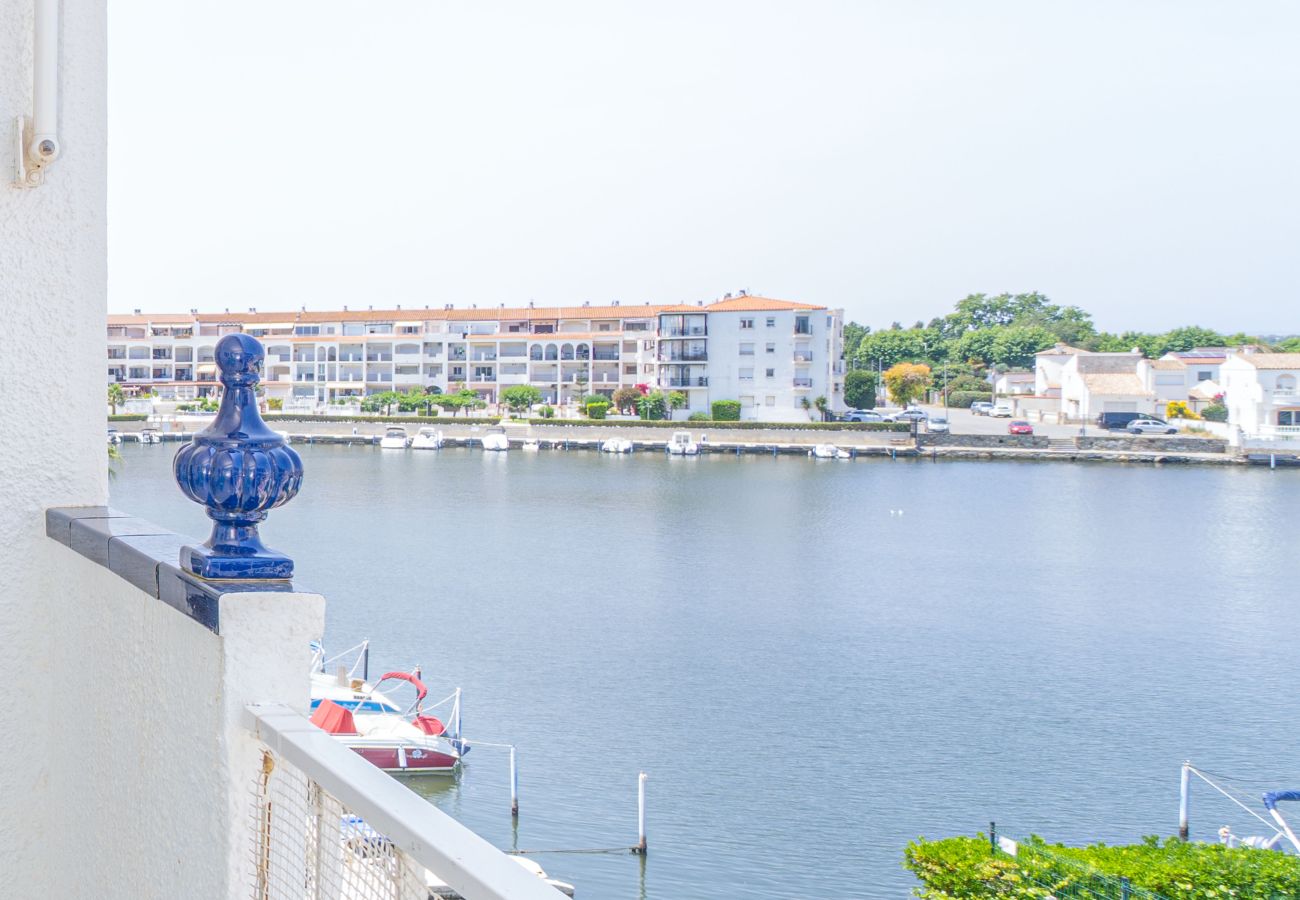 Apartamento en Empuriabrava - 0183-SANT MAURICI Apartamento con vistas al canal y parking