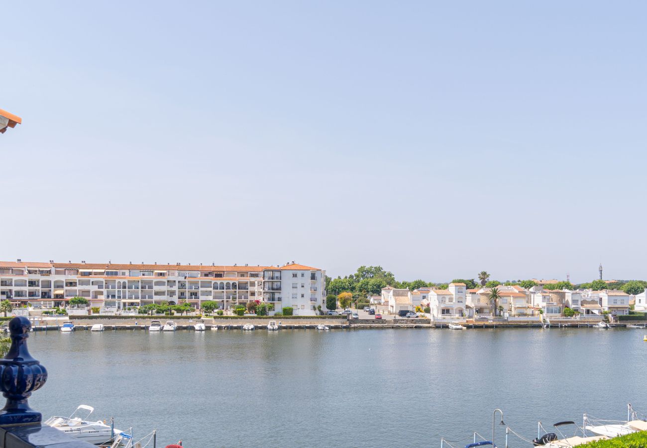 Apartamento en Empuriabrava - 0183-SANT MAURICI Apartamento con vistas al canal y parking