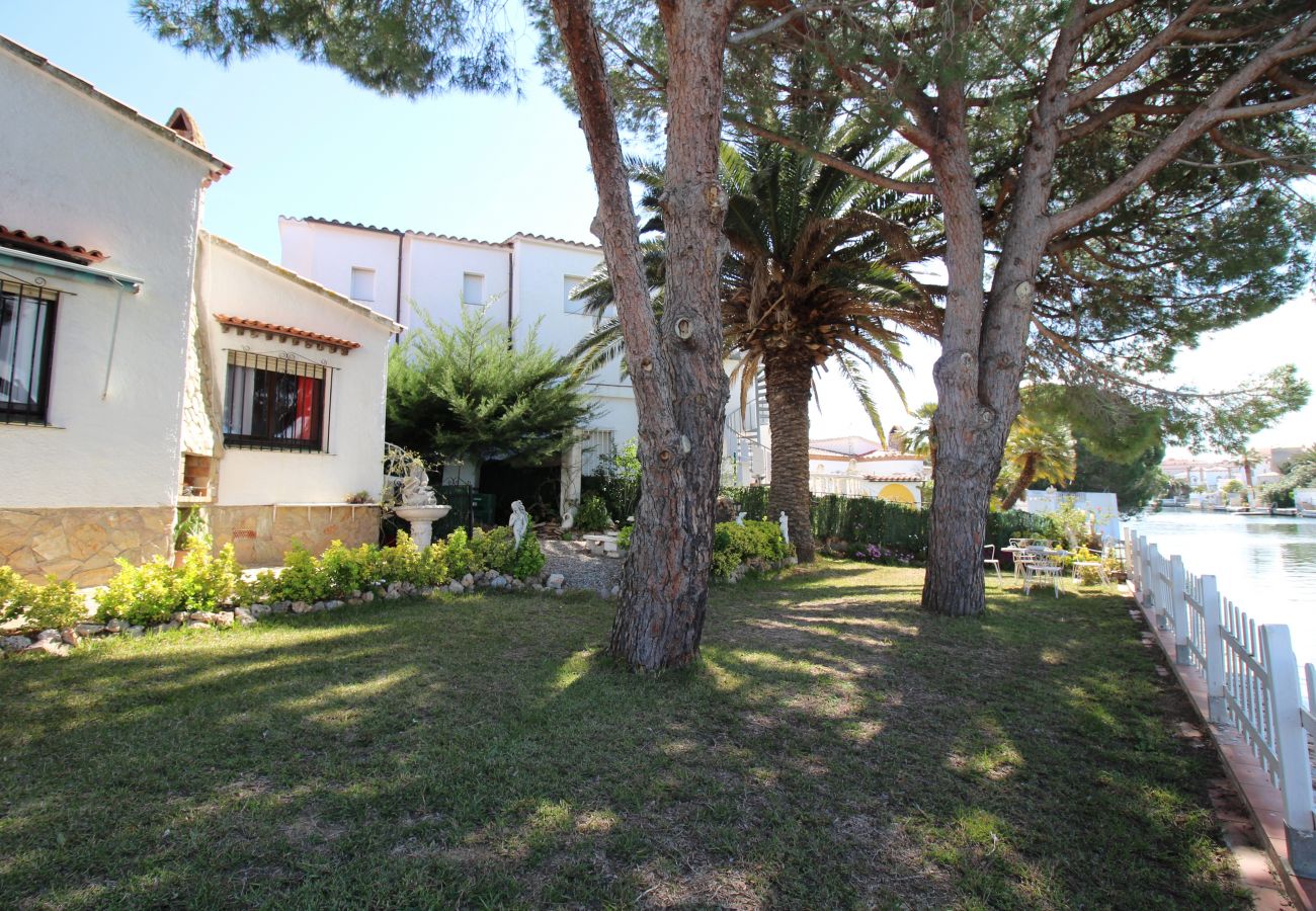 Villa en Empuriabrava - 0051-TORDERA Casa al canal con piscina, jardín y amarre