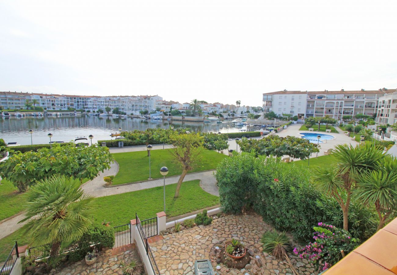 Apartamento en Empuriabrava - 0185-SANT MAURICI Apartamento con piscina comunitaria y vista al canal