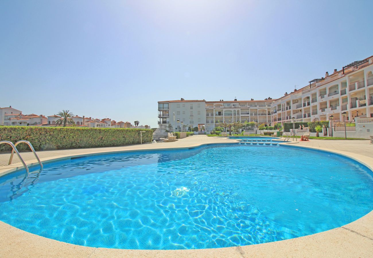 Apartamento en Empuriabrava - 0185-SANT MAURICI Apartamento con piscina comunitaria y vista al canal