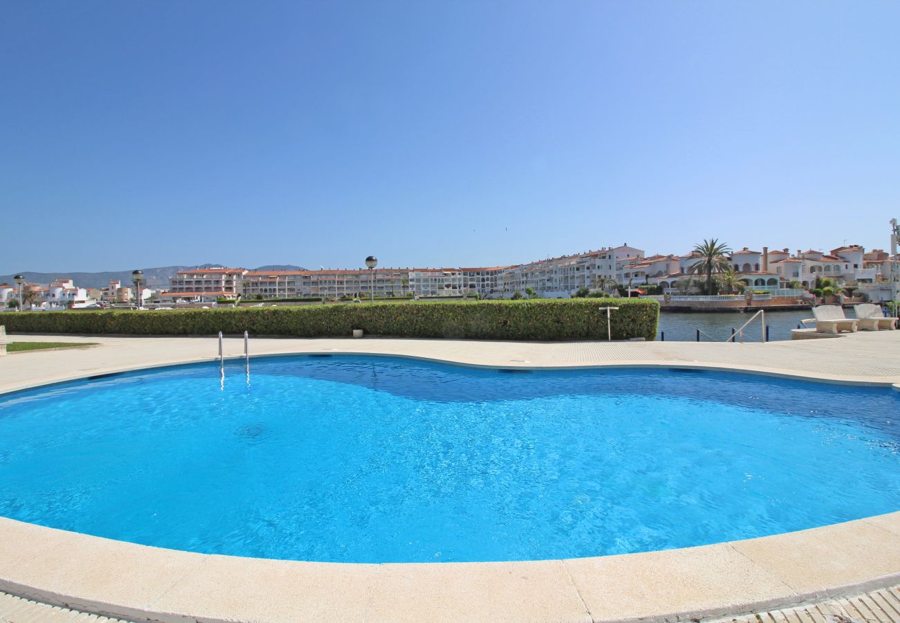 Apartamento en Empuriabrava - 0185-SANT MAURICI Apartamento con piscina comunitaria y vista al canal