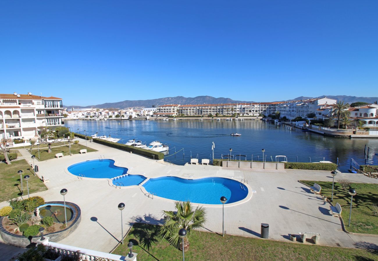 Apartamento en Empuriabrava - 0136-SANT MAURICI Apartamento con vista al canal y piscina